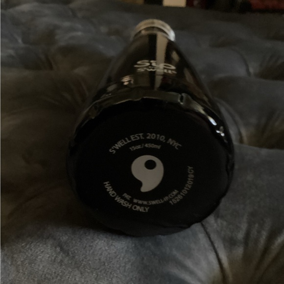 Pink brand water bottle - Picture 2 of 3